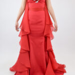 Vestido rojo con sobre falda de olanes, cinto y flores en escote