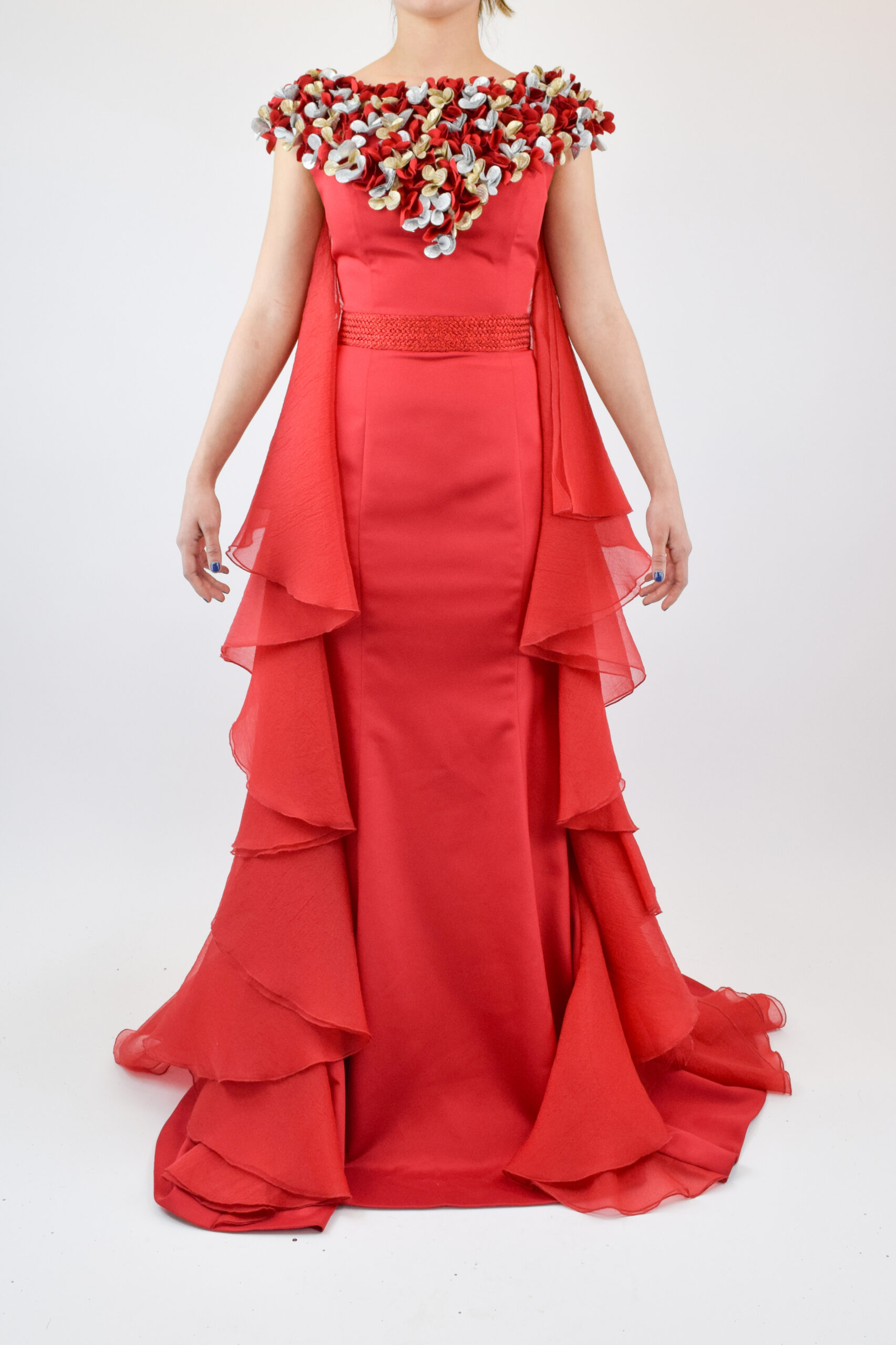 J (1) Vestido rojo con sobre falda de olanes, cinto y flores en escote - Image 1