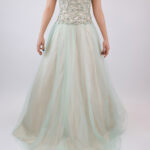 Vestido strapless corte A, nude con verde pastel de flores en cristales