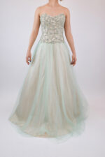 Vestido strapless corte A, nude con verde pastel de flores en cristales