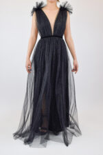 Vestido negro de tul brillante con escote pronunciado y moños en hombros