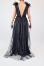 Vestido negro de tul brillante con escote pronunciado y moños en hombros - Image 2
