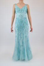Vestido azul celeste con perlas y cristales bordados en líneas onduladas