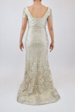 Vestido champagne con encaje en corte sirena y manga corta - Image 2
