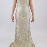 Vestido champagne con encaje en corte sirena y manga corta
