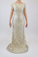 Vestido champagne con encaje en corte sirena y manga corta