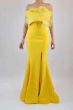 Vestido amarillo strapless con flores de tul en busto