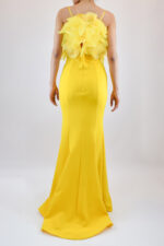 Vestido amarillo strapless con flores de tul en busto - Image 2
