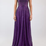 Vestido morado de pedrería con tirante delgado y tul en escote