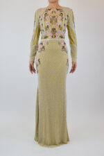 Vestido de manga larga, nude bordado con cristales blancos y flores rosas
