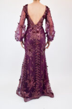 Vestido vino de manga larga traslúcidas con flores bordadas y pedrería - Image 2