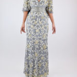Vestido gris con escote pronunciado en v y flores de lentejuela, vuelo en mangas y espalda