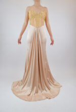 Vestido strapless dorado de sirena con plisado en abdomen y corset de pedrería