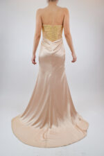 Vestido strapless dorado de sirena con plisado en abdomen y corset de pedrería - Image 2