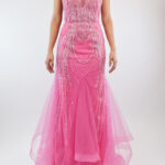 Vestido rosa de manga corta en corte sirena con pedrería plata y falda ampona