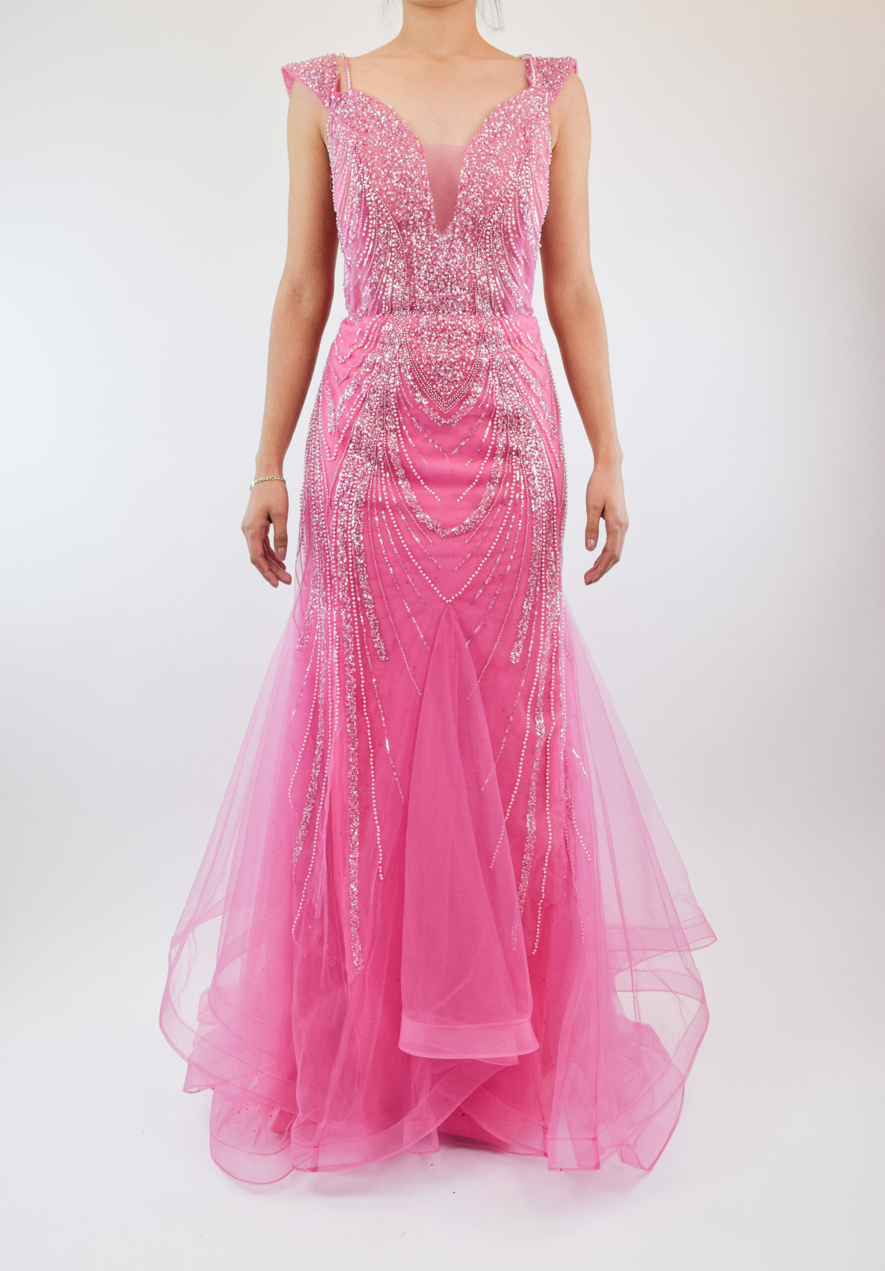 DSC_0292 Vestido rosa de manga corta en corte sirena con pedrería plata y falda ampona - Image 1