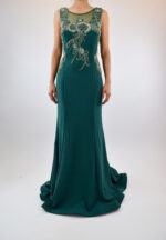 Vestido verde corte sirena con cristales en diseño de garigoles