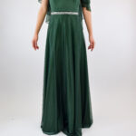 Vestido verde liso con cinto de pedrería y vuelo en mangas y espalda