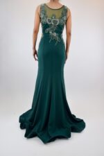 Vestido verde corte sirena con cristales en diseño de garigoles - Image 2