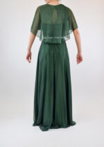 Vestido verde liso con cinto de pedrería y vuelo en mangas y espalda - Image 2