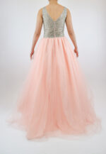 Vestido salmón de tul en corte A y pedrería de gota en corset de escote pronunciado - Image 2