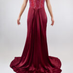 Vestido strapless vino de sirena con plisado en abdomen y corset de pedrería