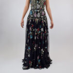 Vestido negro con rosas en lentejuela dorada, azul y rojo