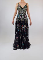 Vestido negro con rosas en lentejuela dorada, azul y rojo