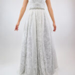 Vestido strapless plata de encaje blanco con cinto de pedrería en corte A