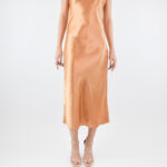 Vestido liso corto color cobre de satín