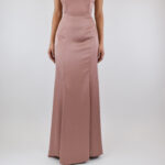 Vestido liso color beige de corte sirena con corset y botones en espalda