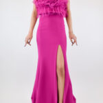 Vestido magenta strapless con flores de tul en busto