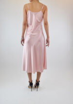 Vestido liso corto color rosa palo de satín con escote en V - Image 2