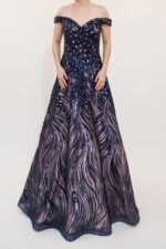Vestido azul marino de mangas a los hombros, lentejuela en forma de líneas onduladas, corte A