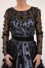Vestido azul de manga larga con flores bordadas y sobre tela traslucida negro - Image 3