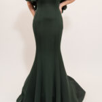 Vestido verde de sirena con olanes en mangas