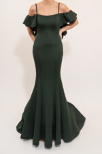 Vestido verde de sirena con olanes en mangas