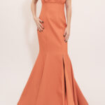 Vestido naranja corte sirena con olanes en manga corta