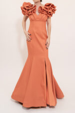 Vestido naranja corte sirena con olanes en manga corta