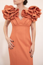 Vestido naranja corte sirena con olanes en manga corta - Image 2