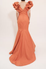Vestido naranja corte sirena con olanes en manga corta - Image 3