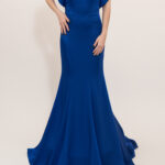 Vestido azul de cuello con pedrería y mangas con olanes