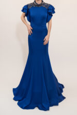 Vestido azul de cuello con pedrería y mangas con olanes