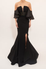 Vestido negro con mangas caídas en picos