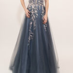 Vestido azul de tul con flores bordadas y mangas caídas