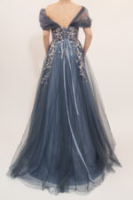 Vestido azul de tul con flores bordadas y mangas caídas - Image 3