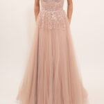 Vestido rosa palo de tul con aplicaciones de cristal en corset