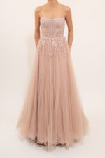 Vestido rosa palo de tul con aplicaciones de cristal en corset