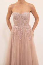 Vestido rosa palo de tul con aplicaciones de cristal en corset - Image 2