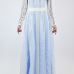 Vestido azul cielo con líneas verticales color blanco de manga larga